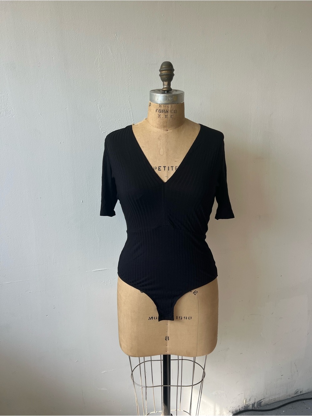 AQUA Womens Ribbed V-Neck Bodysuit Black Short Sleeve T22454HN Size M NWT
